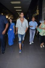 Akshay Kumar snapped at International airport in a cool casual look on 10th Dec 2011 (11).JPG